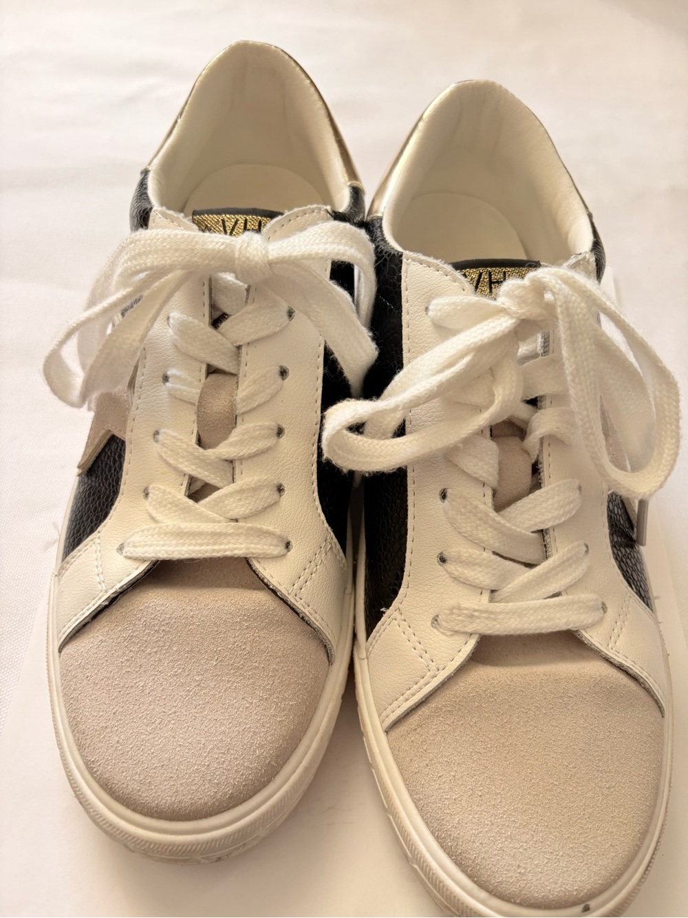 Vintage Havana Star Metallic Gold & Black Textured Low-Top Sneaker - Size 7.5
